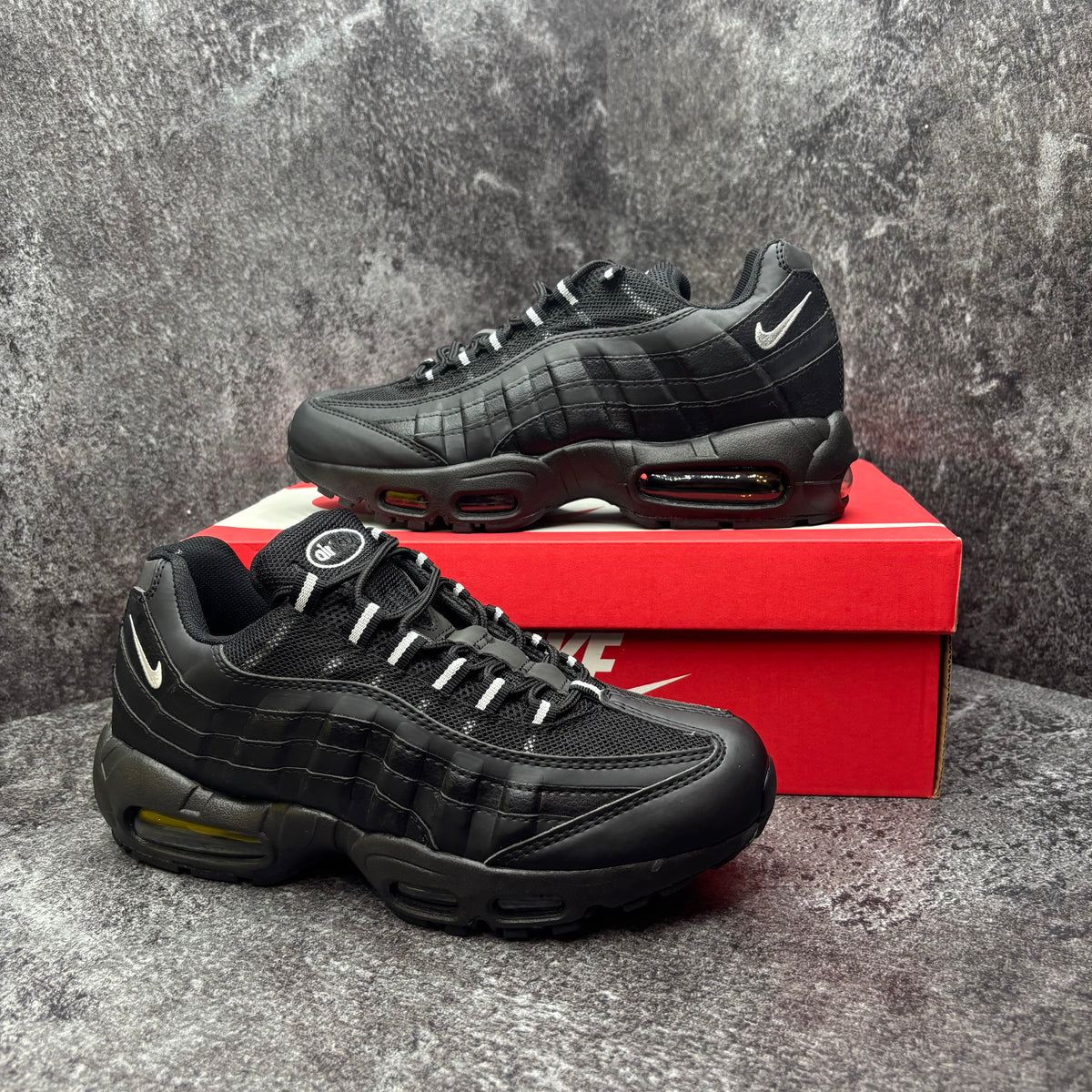 NIKE AIR MAX 95 BLACK & WHITE