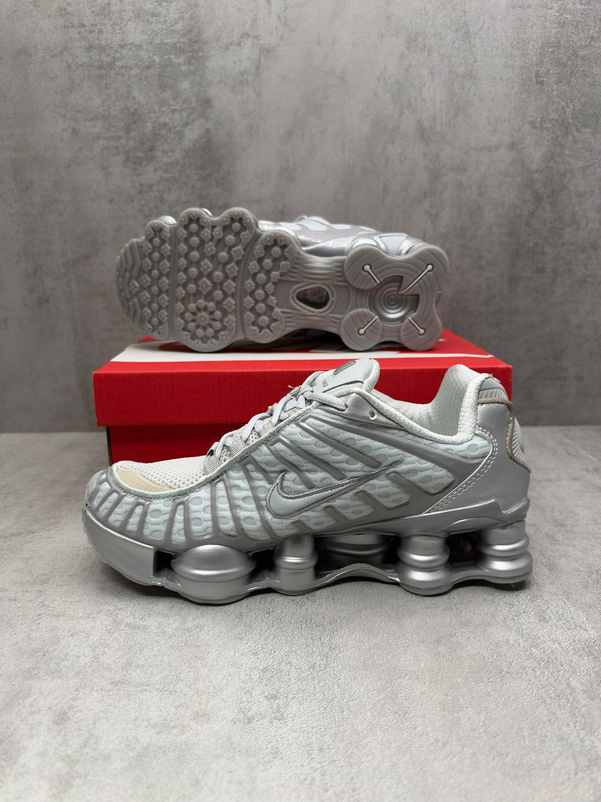 NIKE SHOX WHITE & SILVER