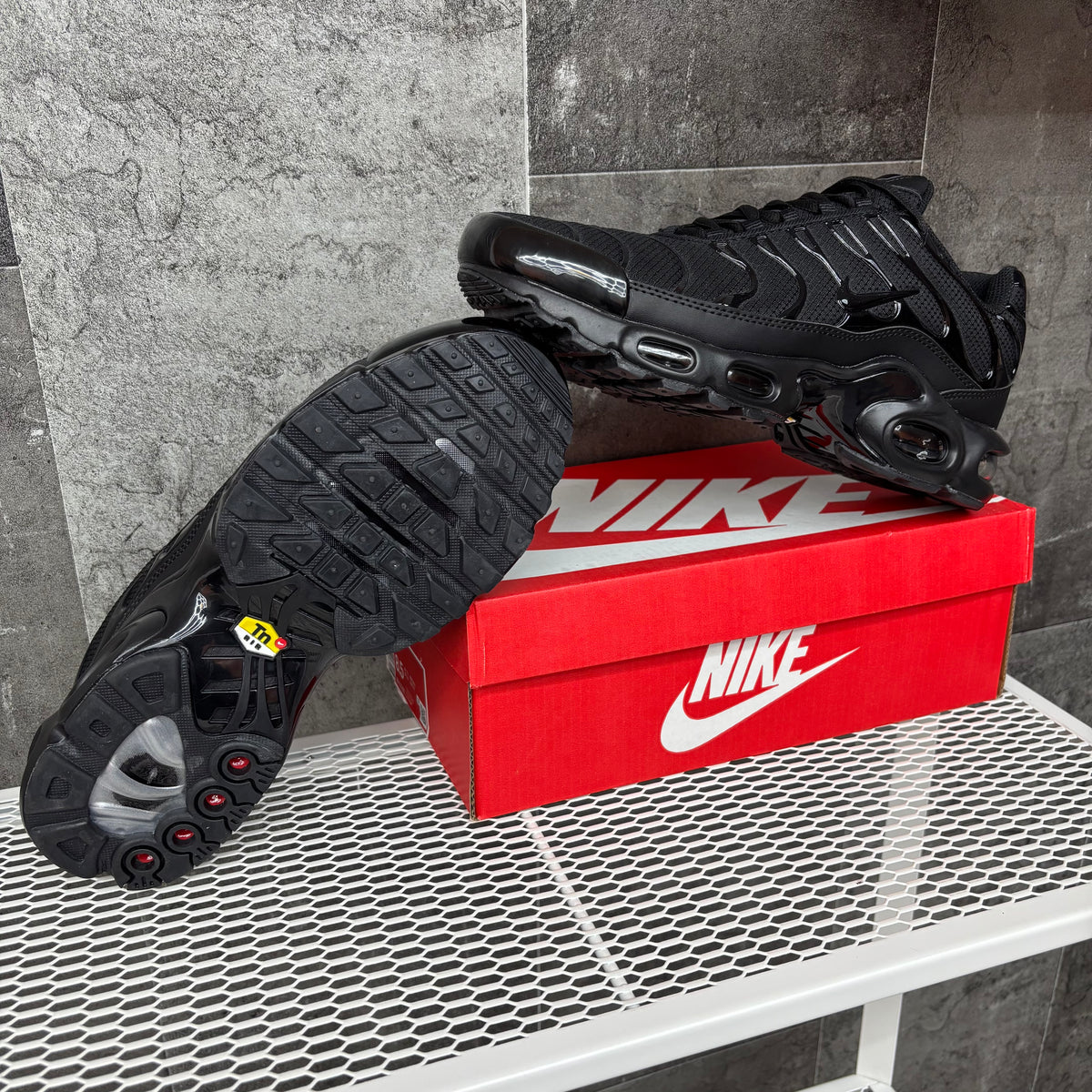 NIKE TN ALL BLACK