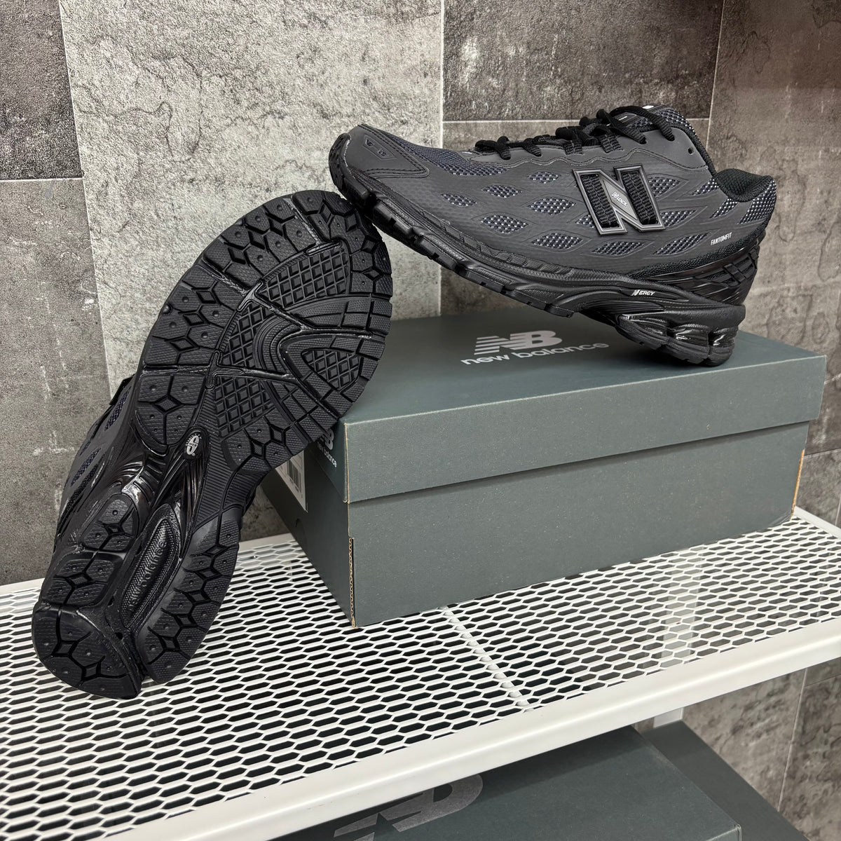 NEW BALANCE ALL BLACK 1906R