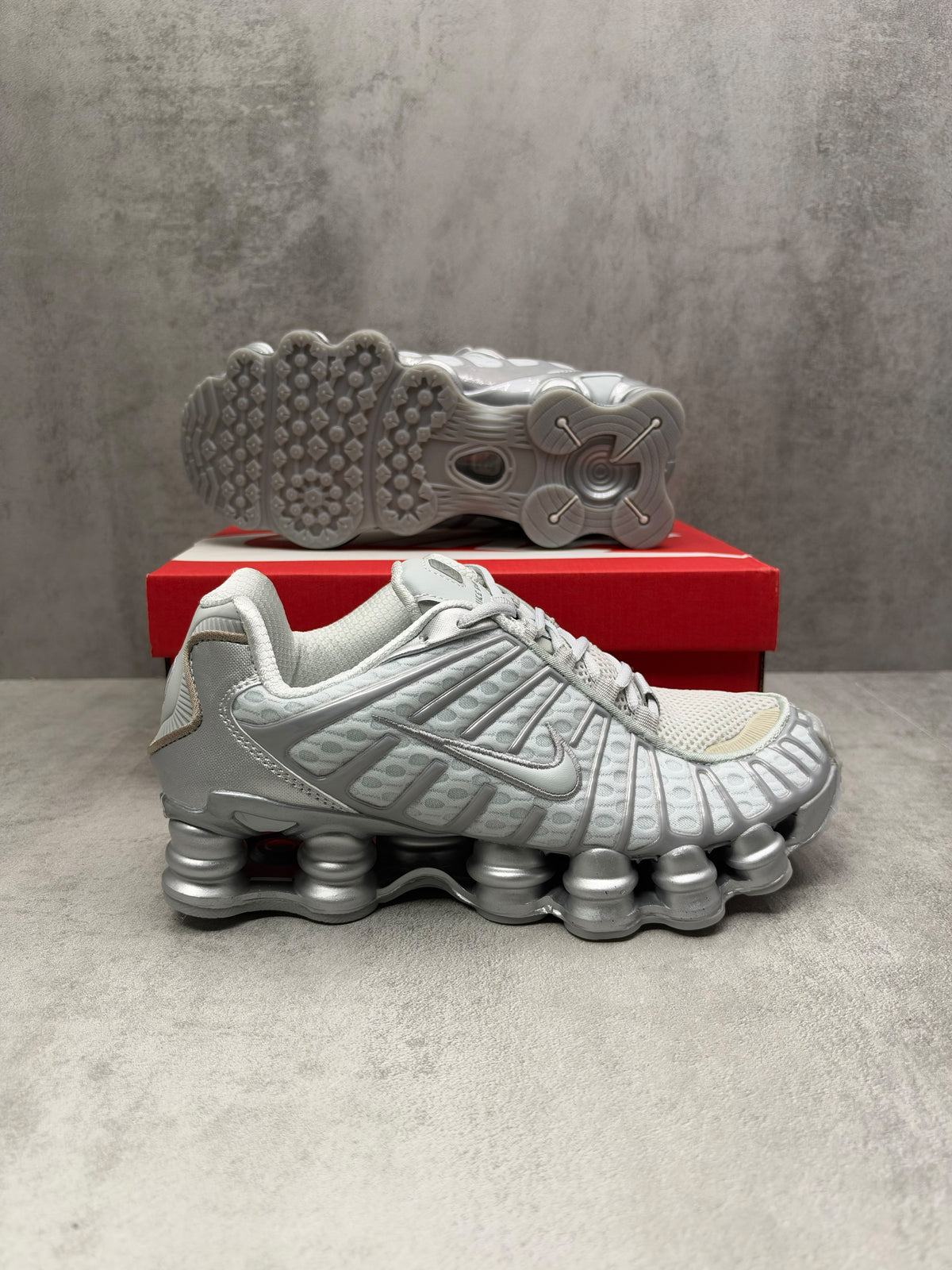 NIKE SHOX WHITE & SILVER