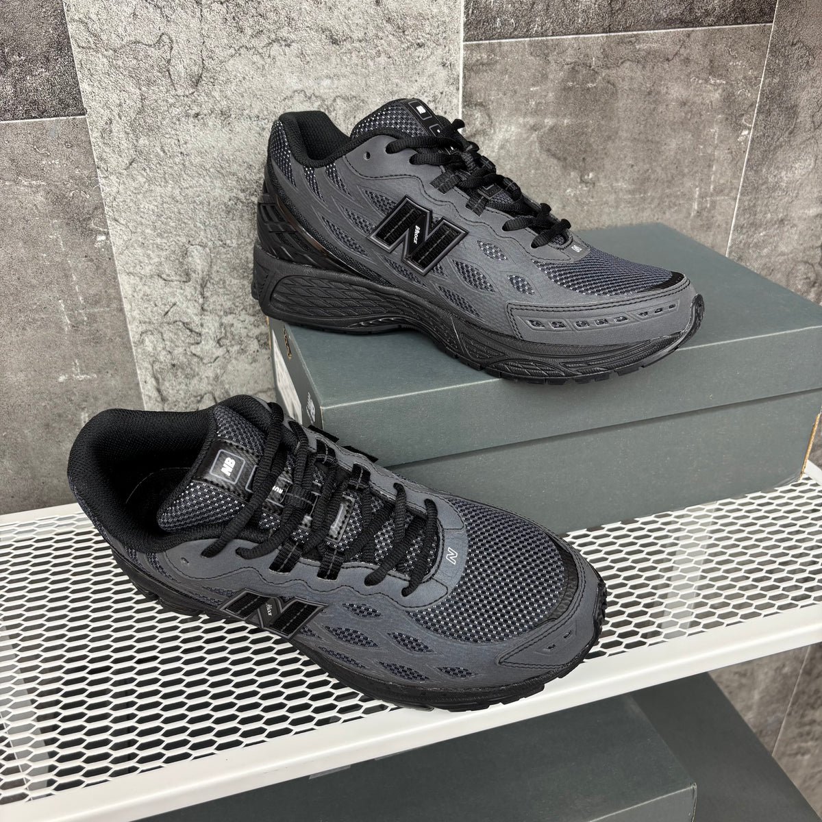 NEW BALANCE ALL BLACK 1906R