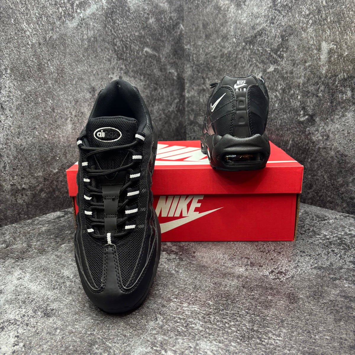 NIKE AIR MAX 95 BLACK & WHITE