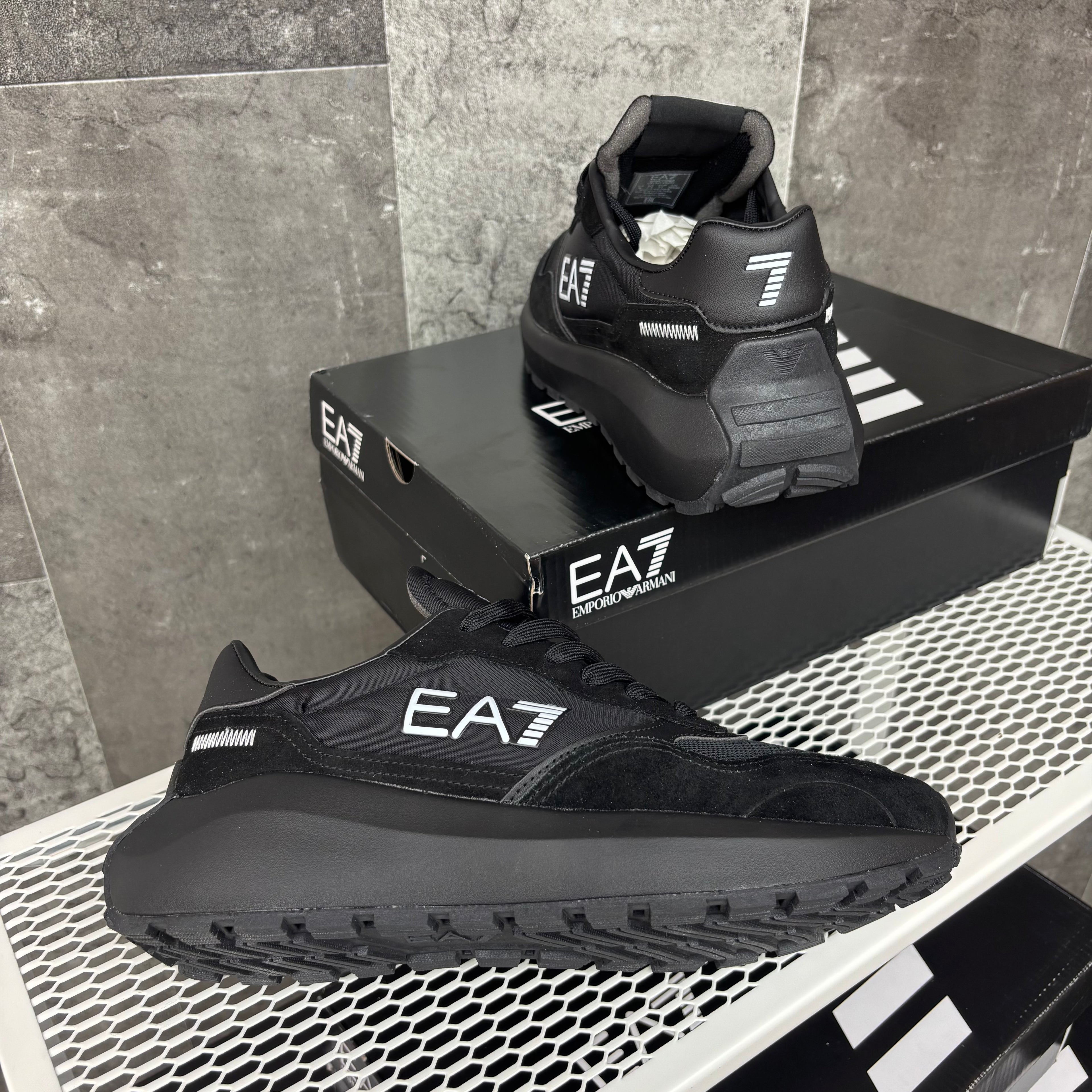 EA7 BLACK & WHITE