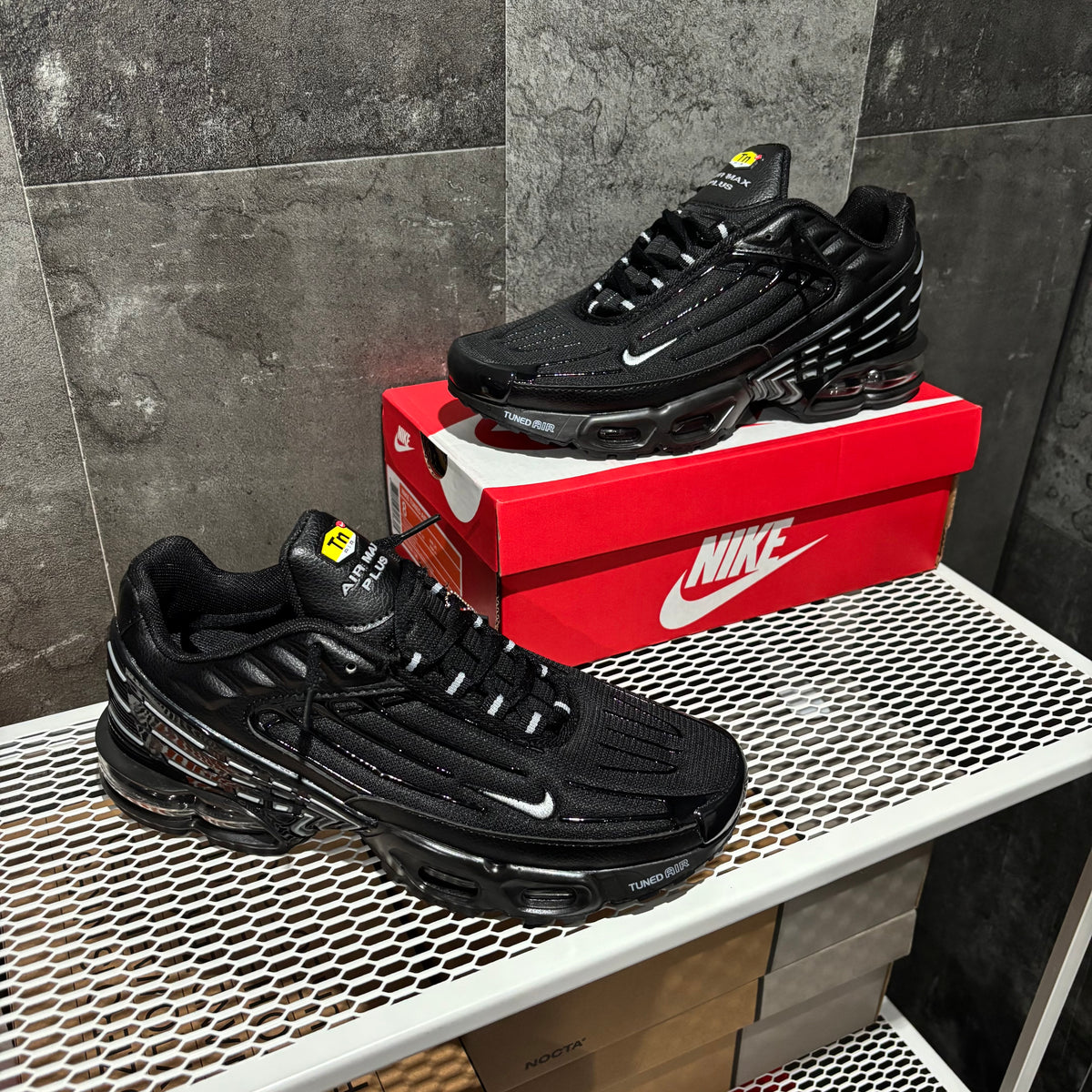 NIKE TUNED BLACK & WHITE
