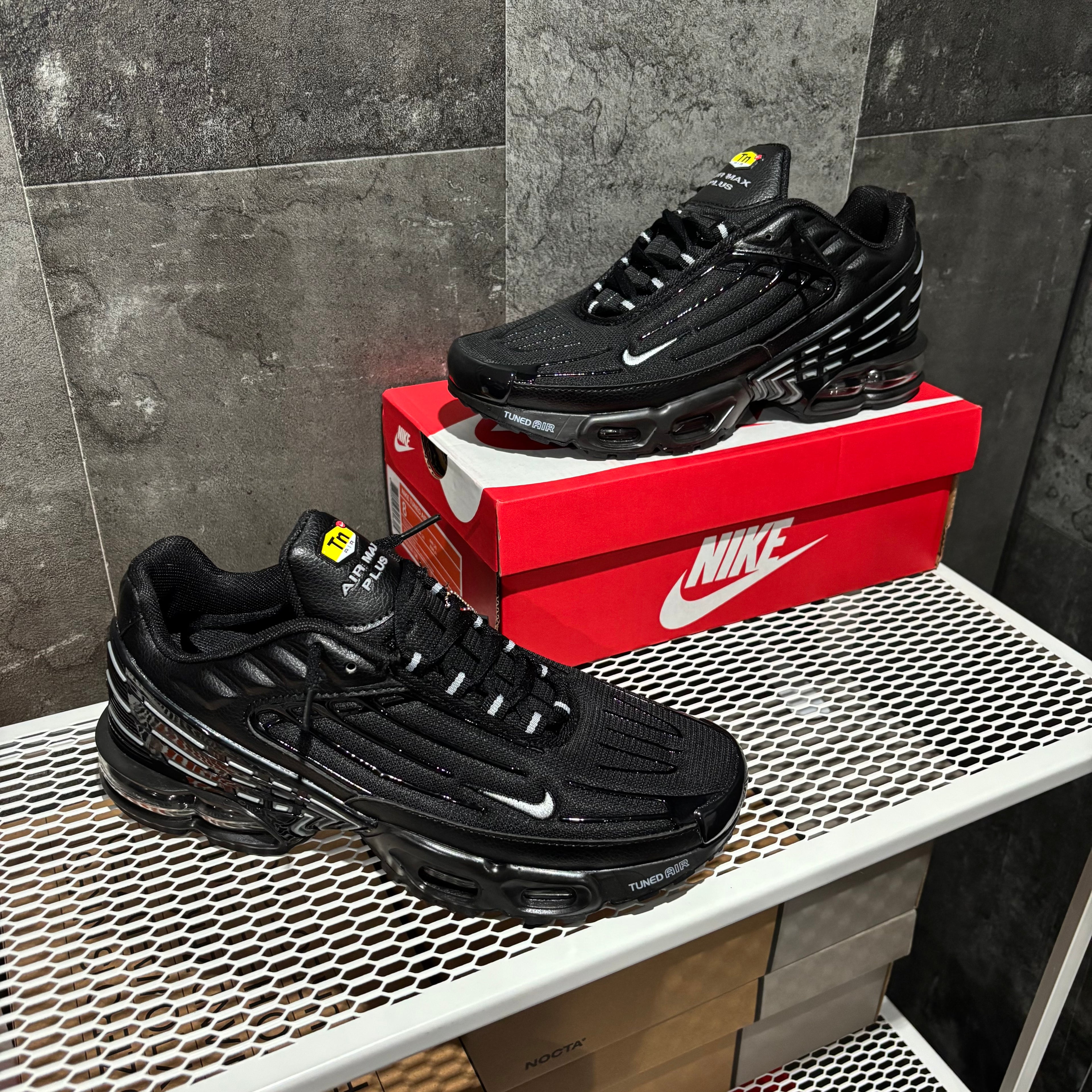 NIKE TUNED BLACK & WHITE