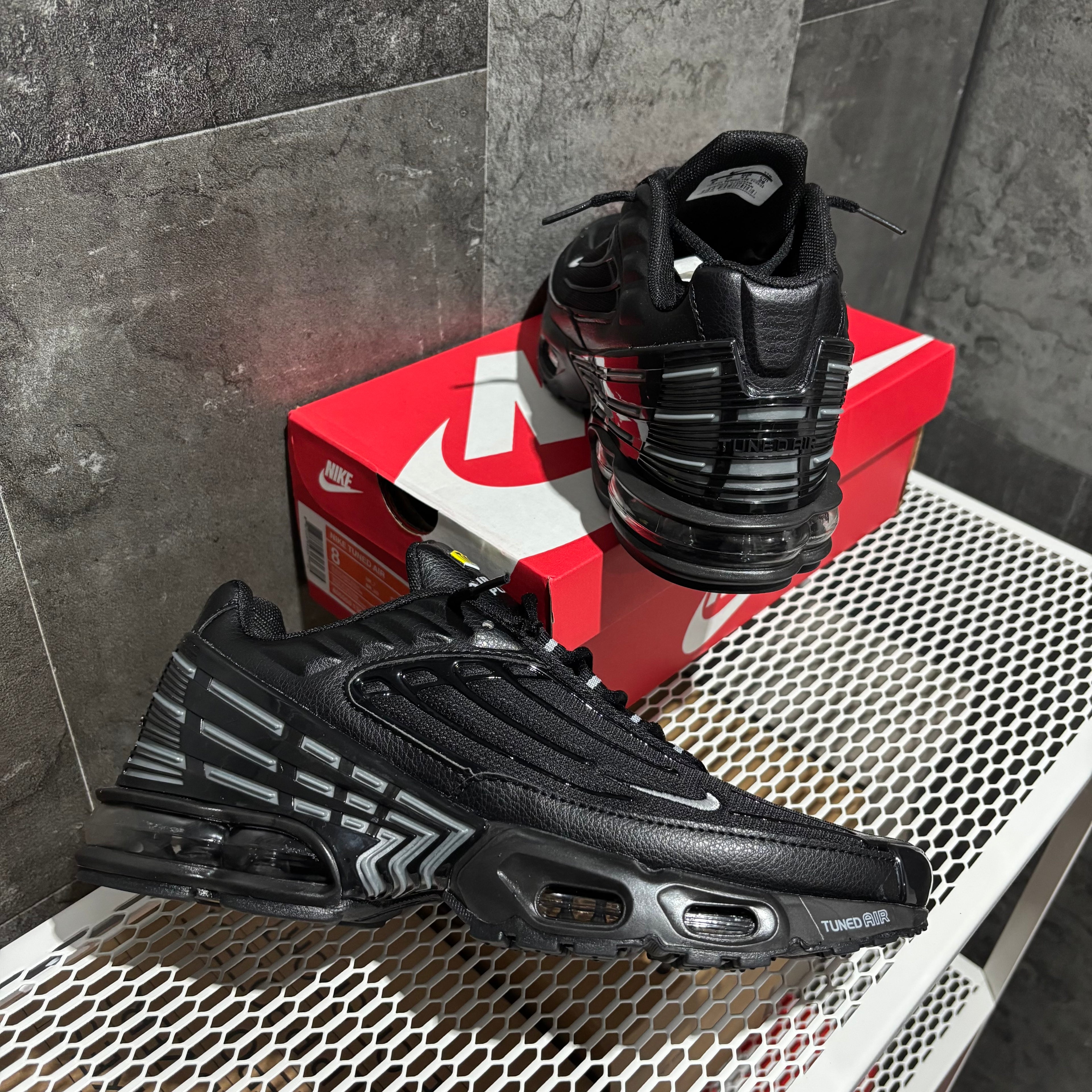 NIKE TUNED BLACK & WHITE