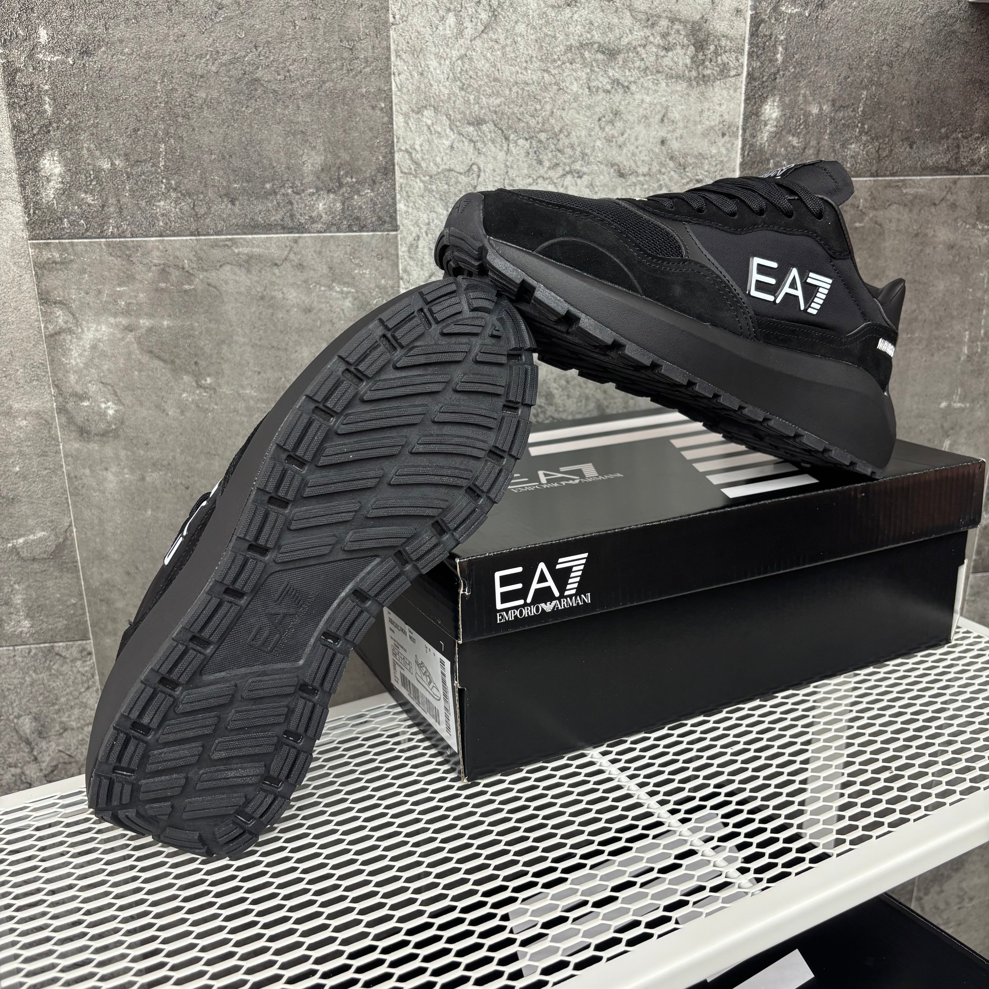 EA7 BLACK & WHITE