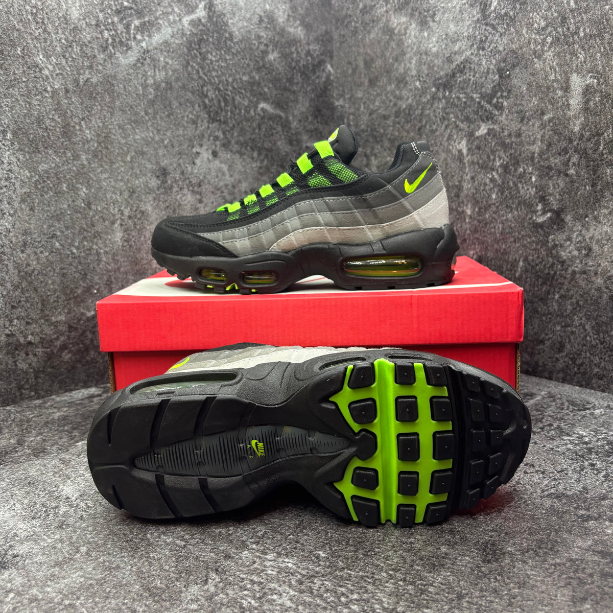 NIKE AIR MAX 95 BLACK & GREEN