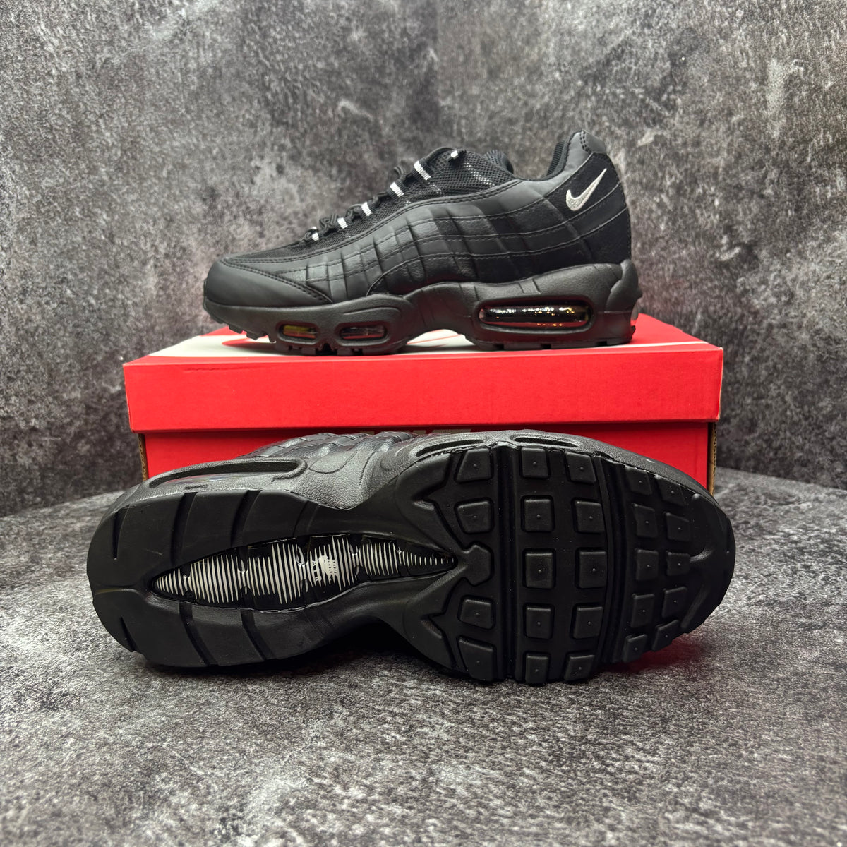 NIKE AIR MAX 95 BLACK & WHITE