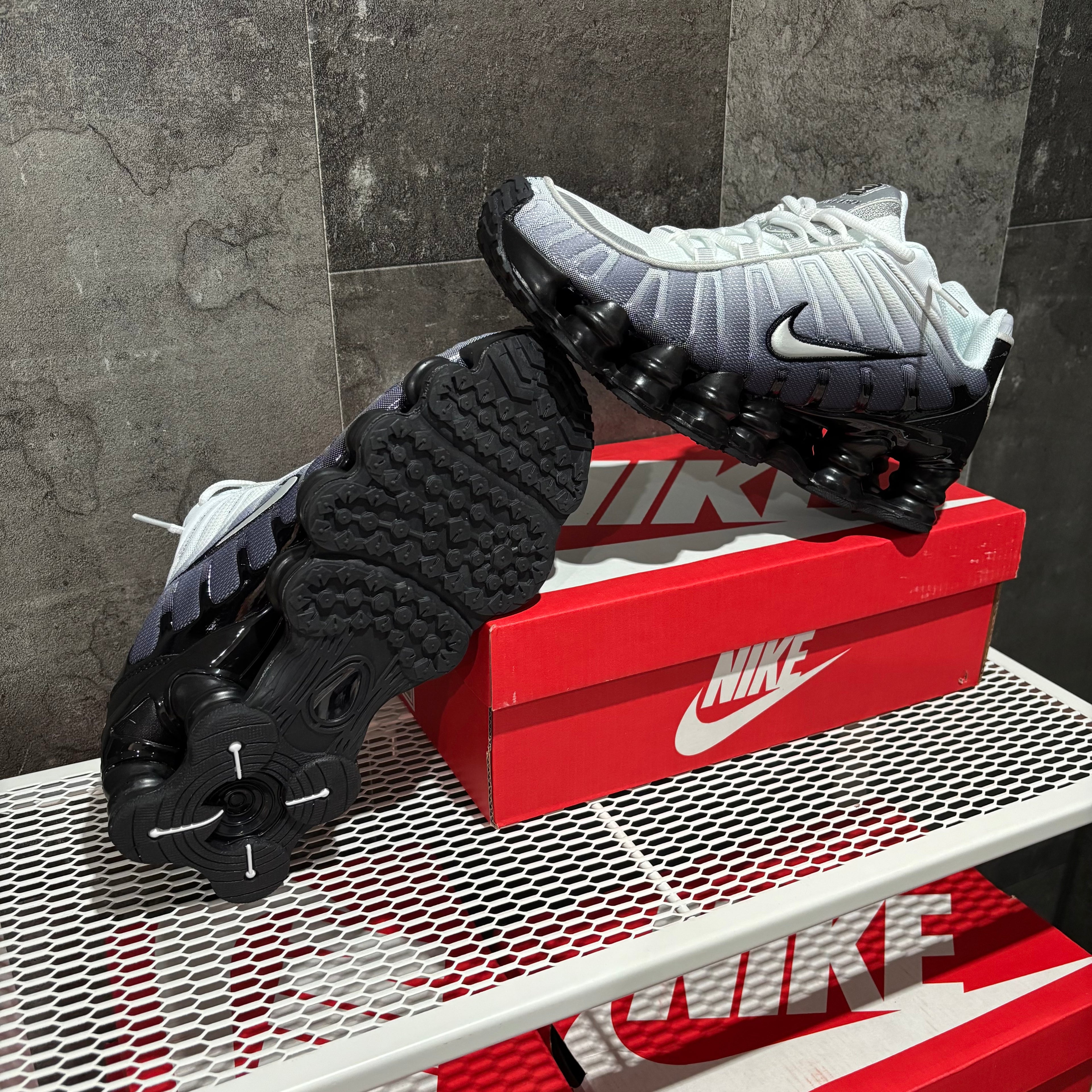 SHOX BLACK & WHITE