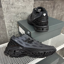 NEW BALANCE ALL BLACK 1906R