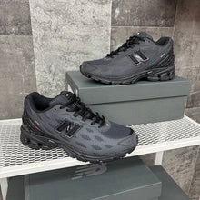 NEW BALANCE ALL BLACK 1906R