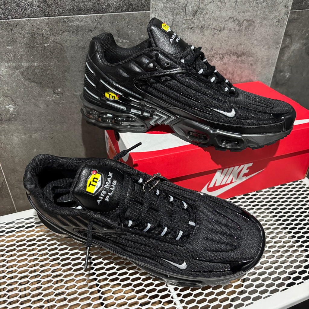 NIKE TUNED BLACK & WHITE