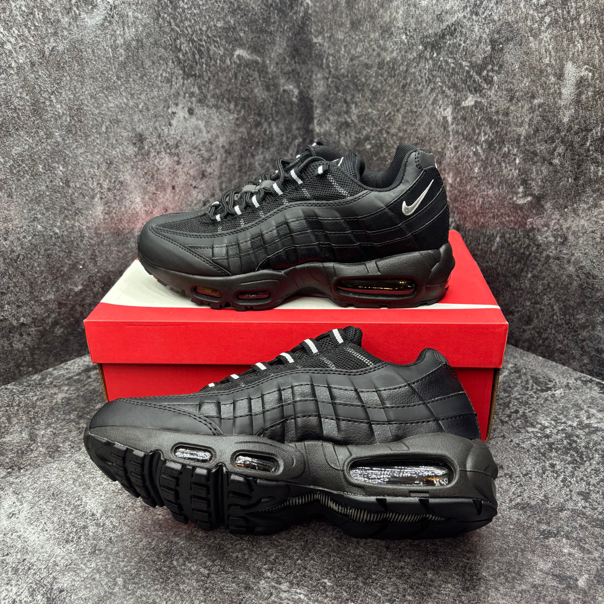 NIKE AIR MAX 95 BLACK & WHITE