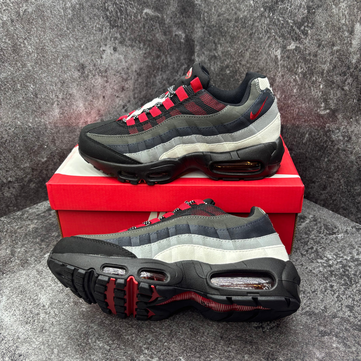 NIKE AIR MAX 95 BLACK & RED