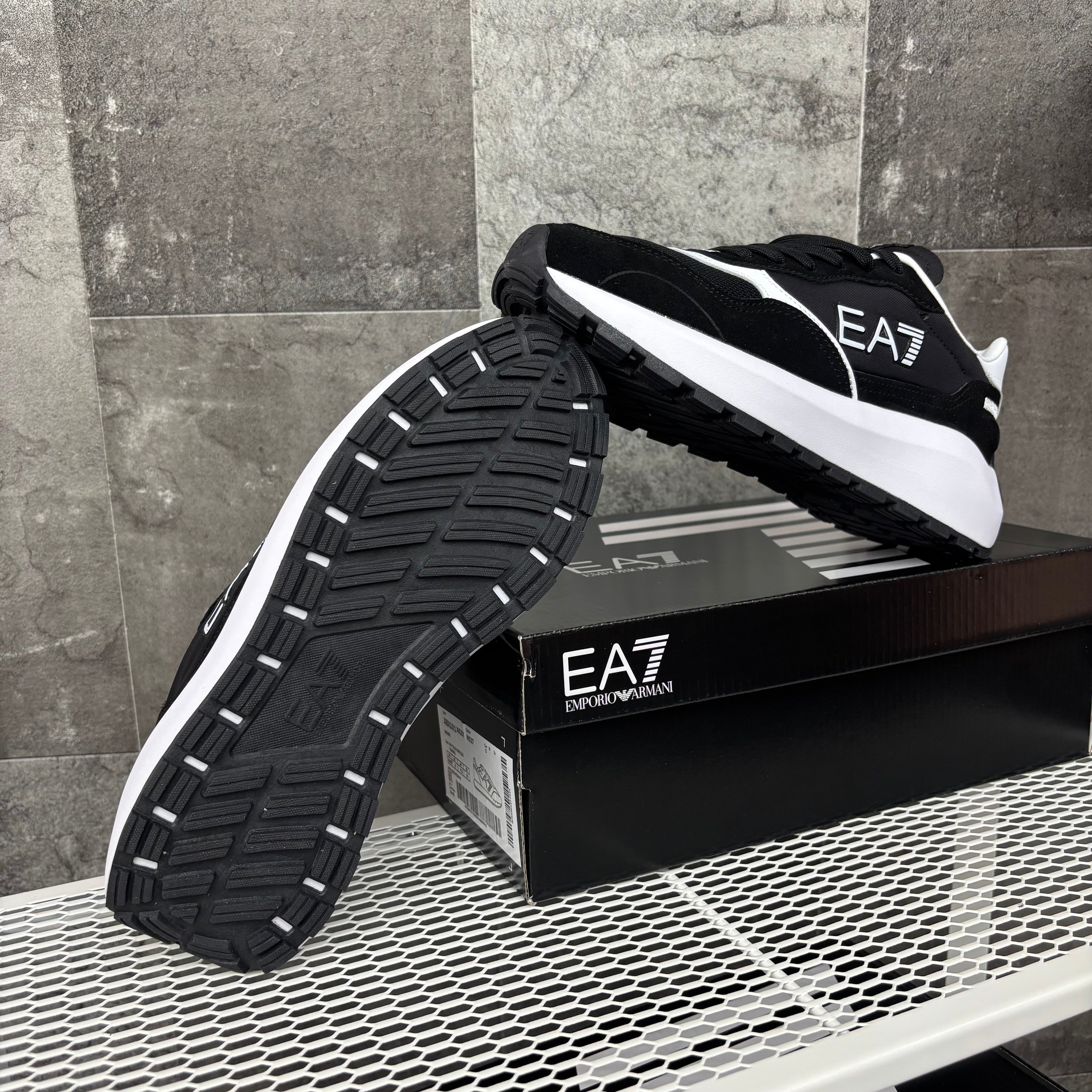 EA7 BLACK & WHITE