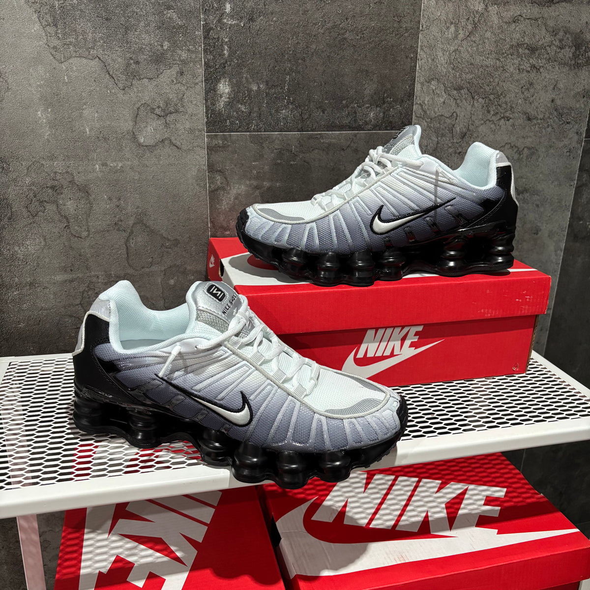 SHOX BLACK & WHITE