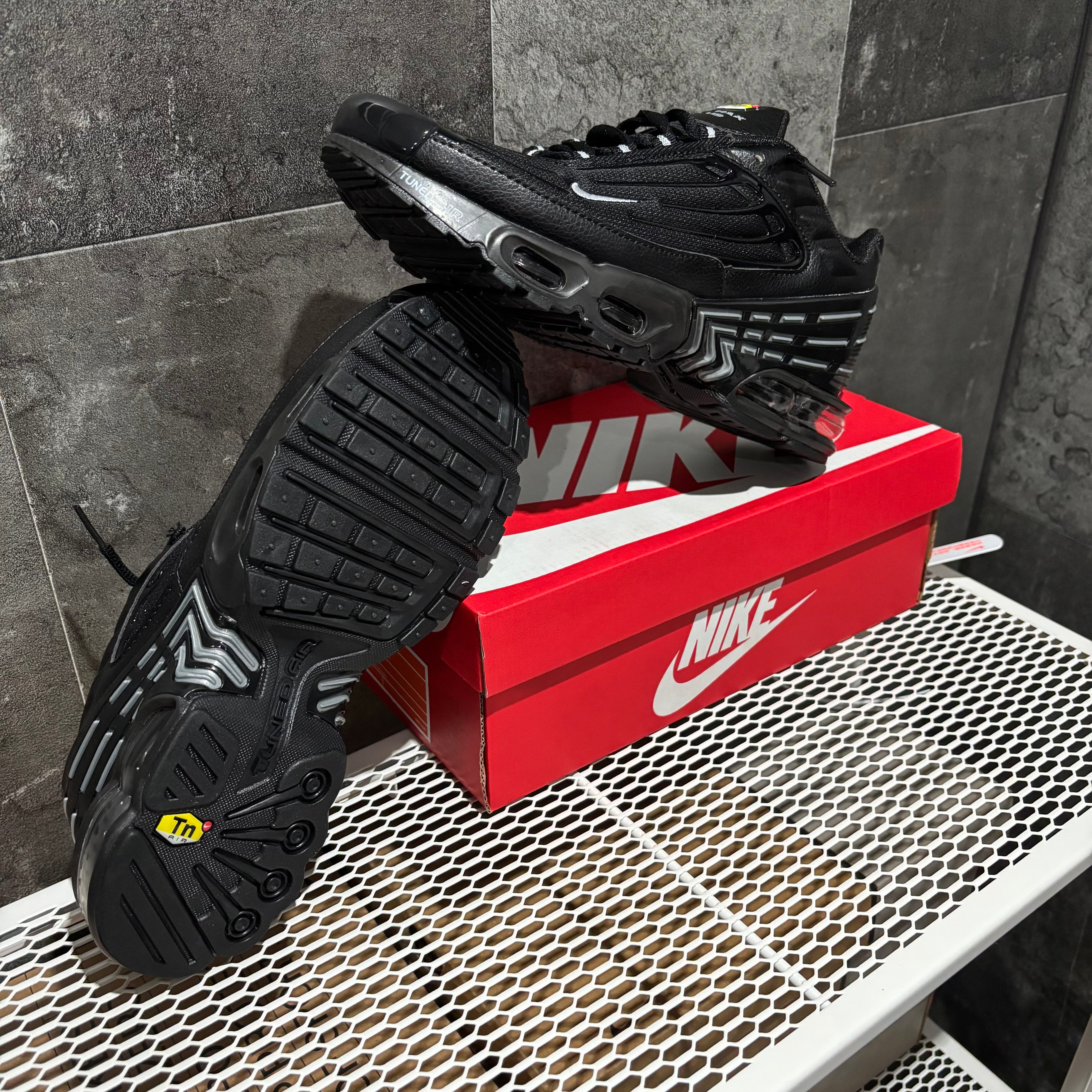 NIKE TUNED BLACK & WHITE