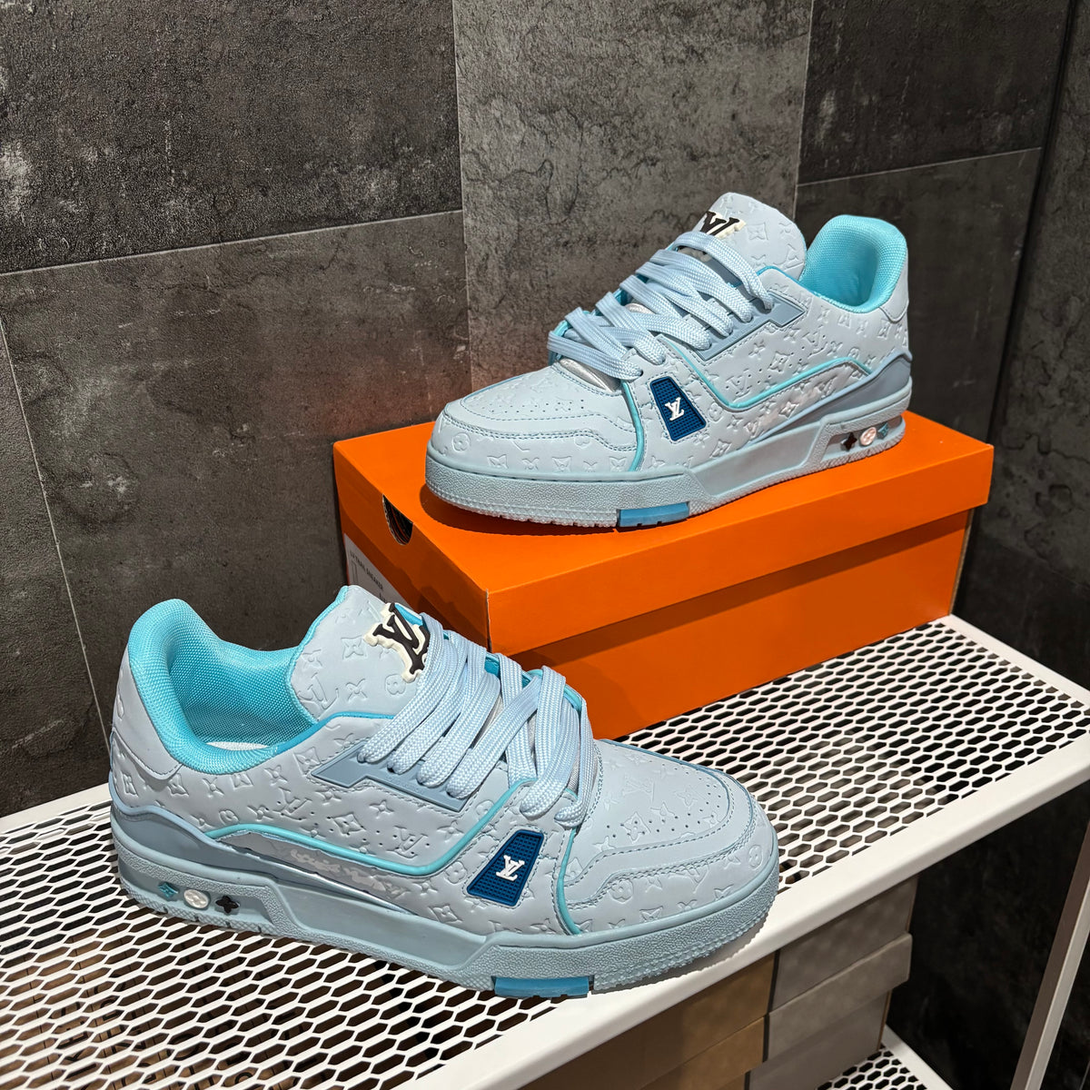 LV TRAINER SKY BLUE