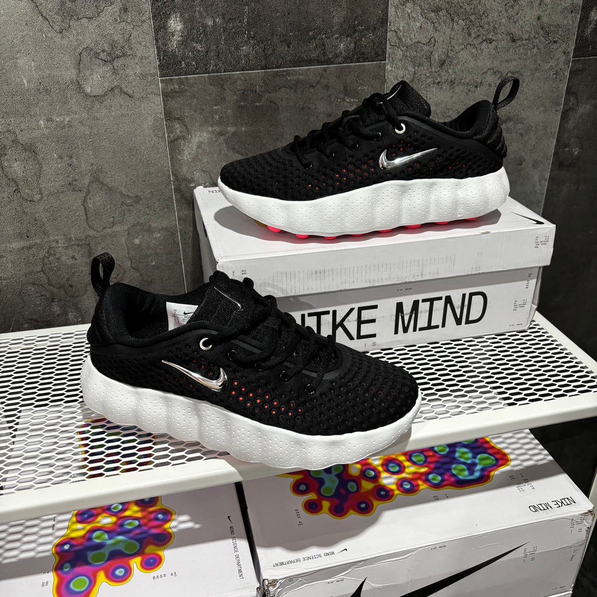 NIKE MIND 002 BLACK & WHITE