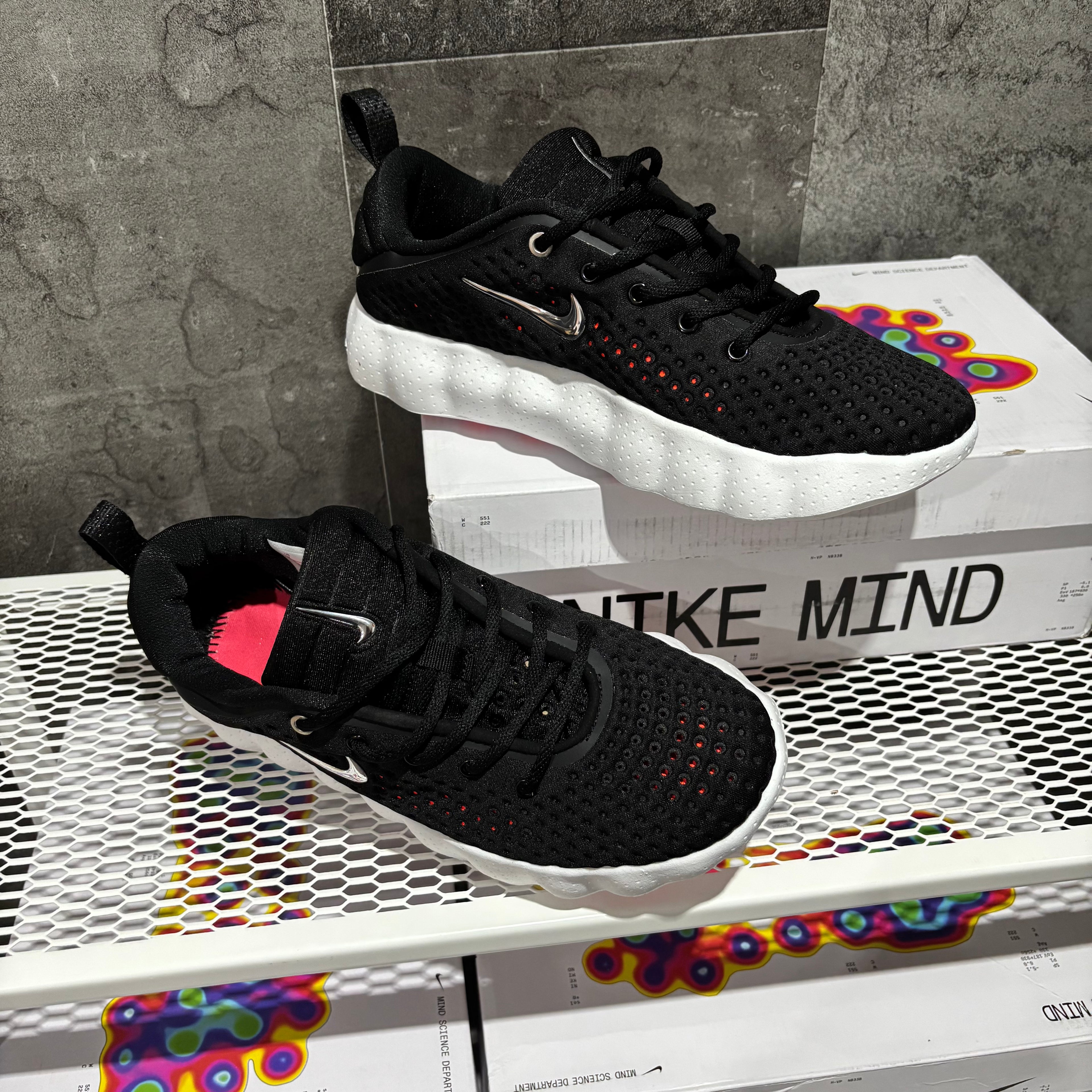 NIKE MIND 002 BLACK & WHITE