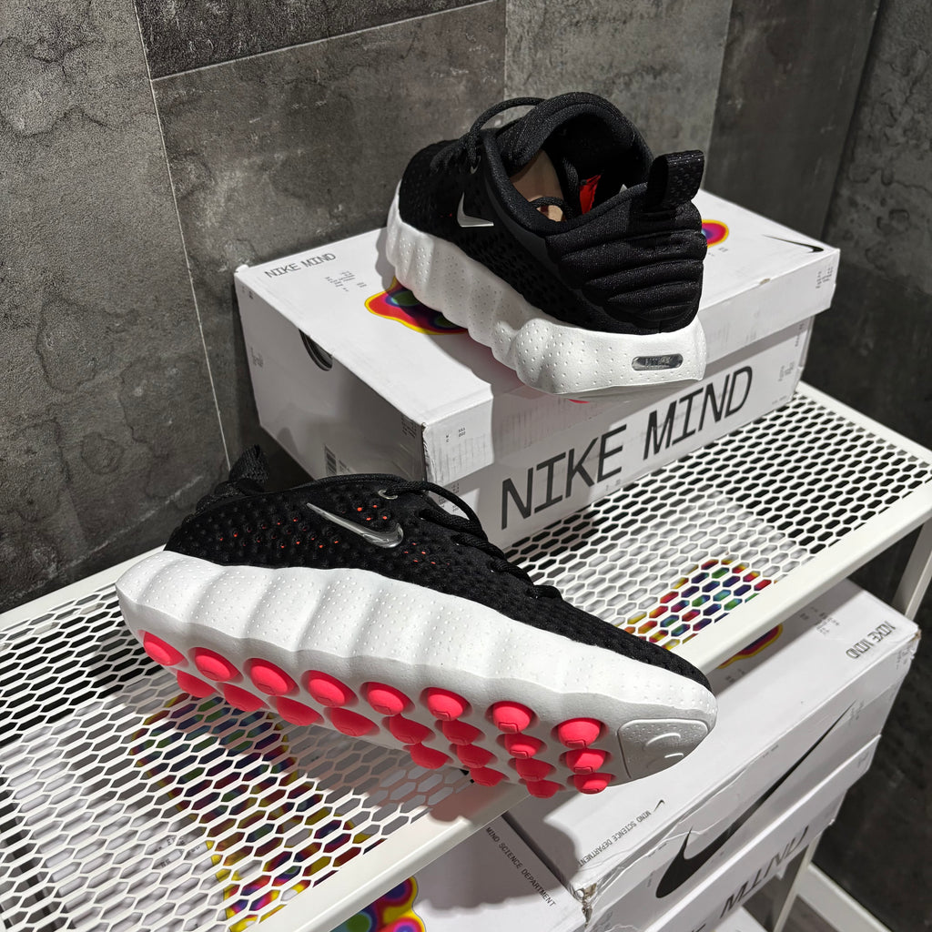 NIKE MIND 002 BLACK & WHITE