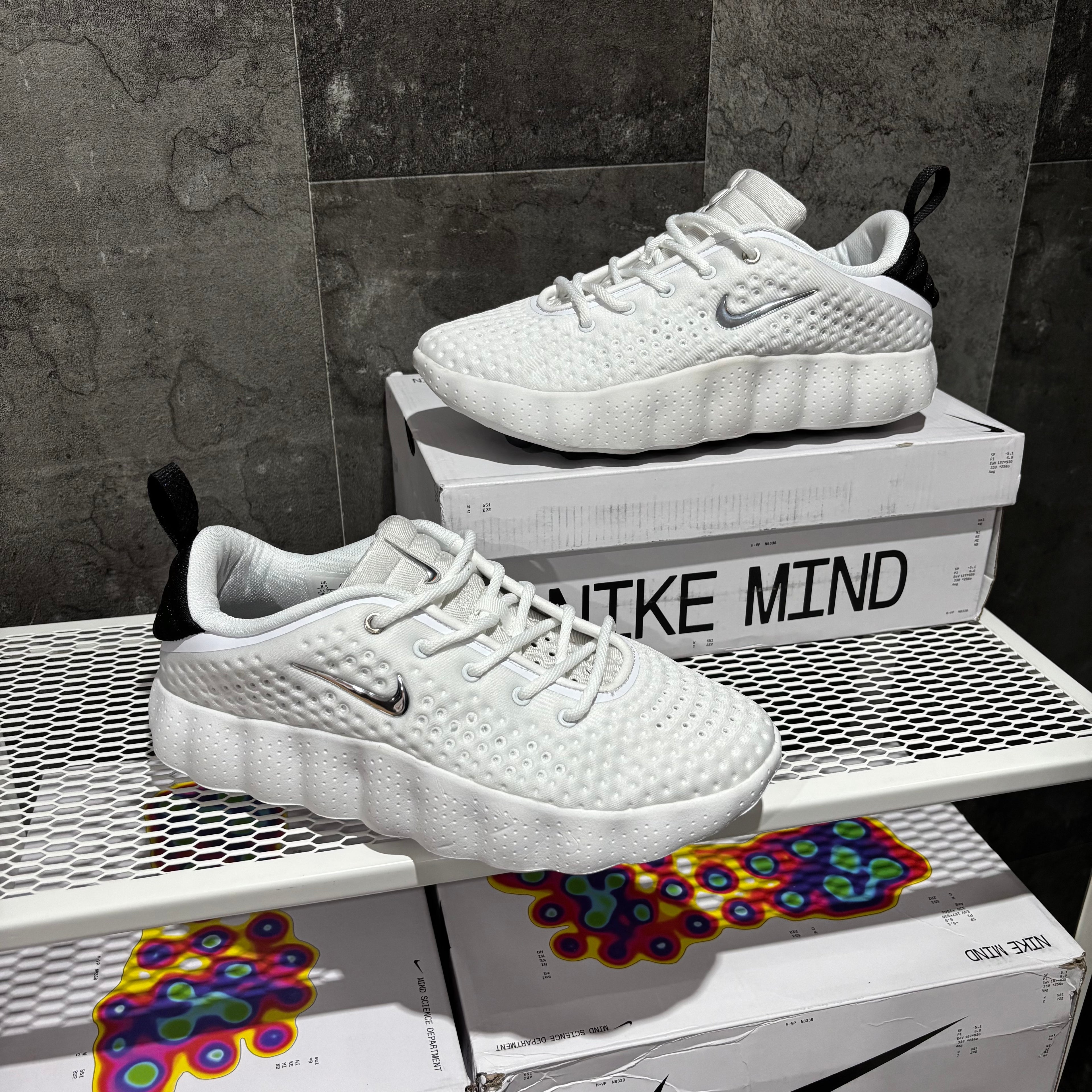 NIKE MIND 002 WHITE & BLACK