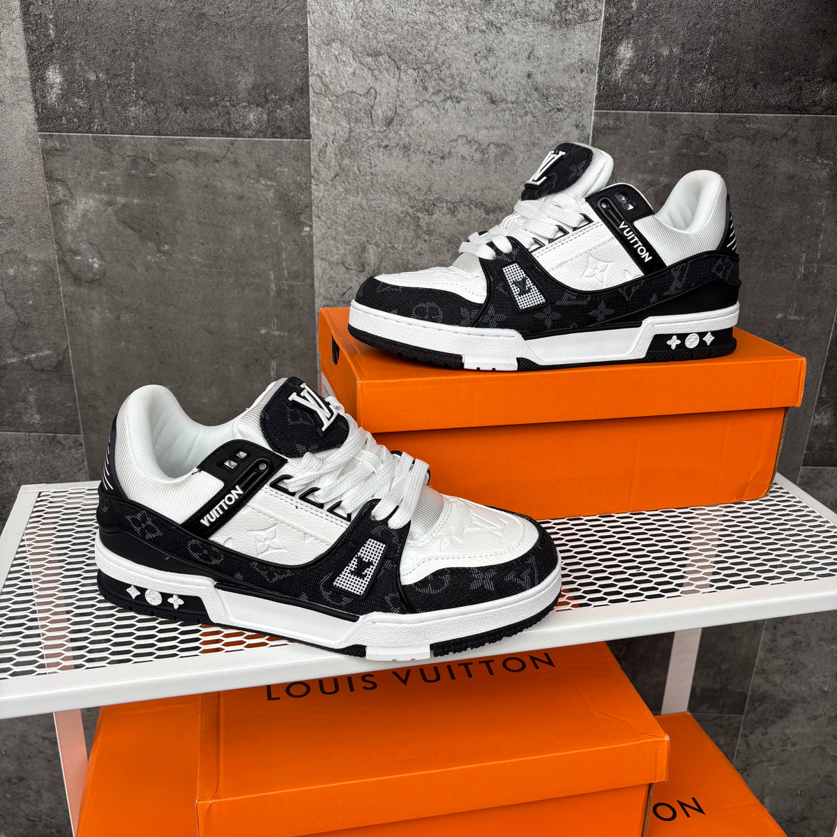 LV TRAINER BLACK & WHITE