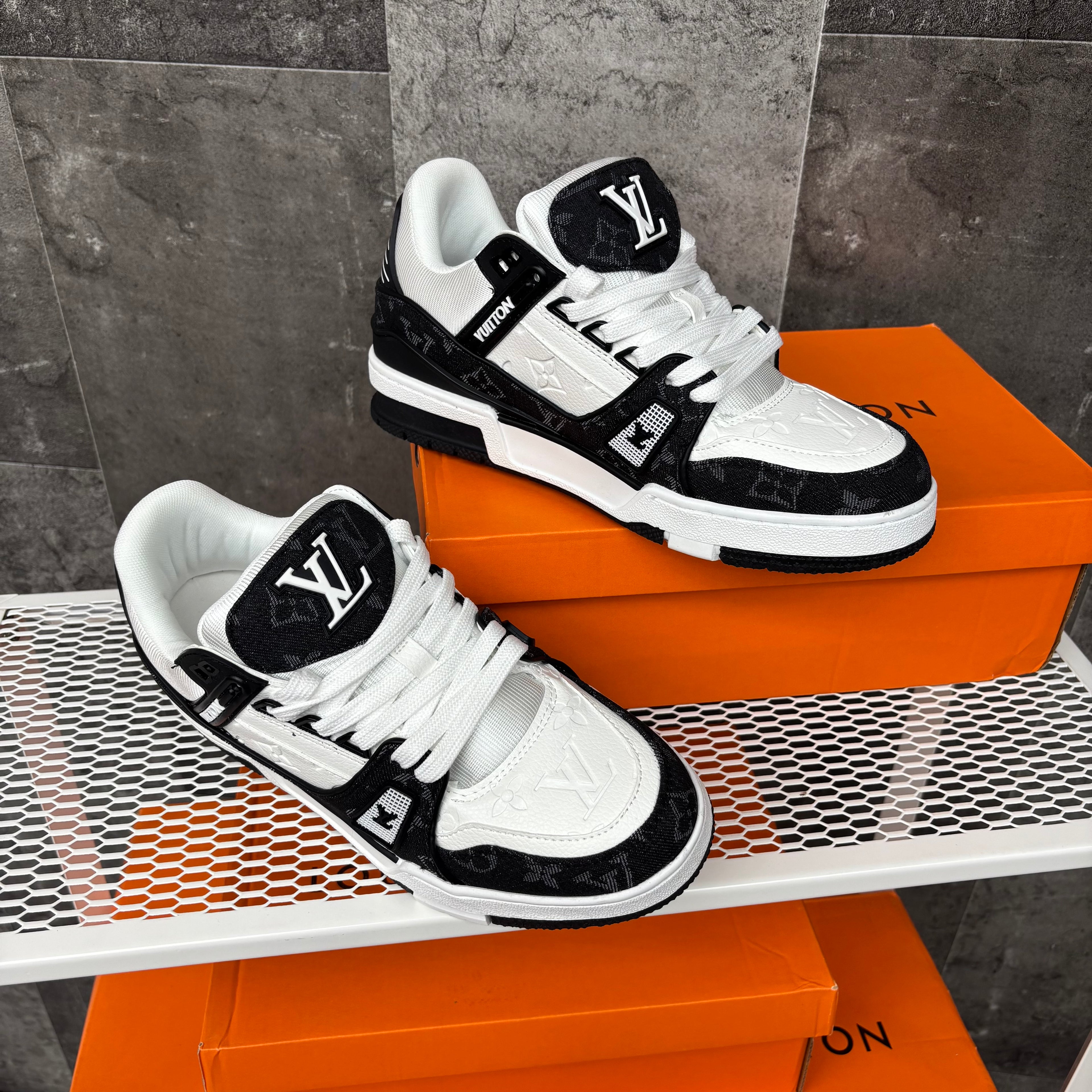 LV TRAINER BLACK & WHITE