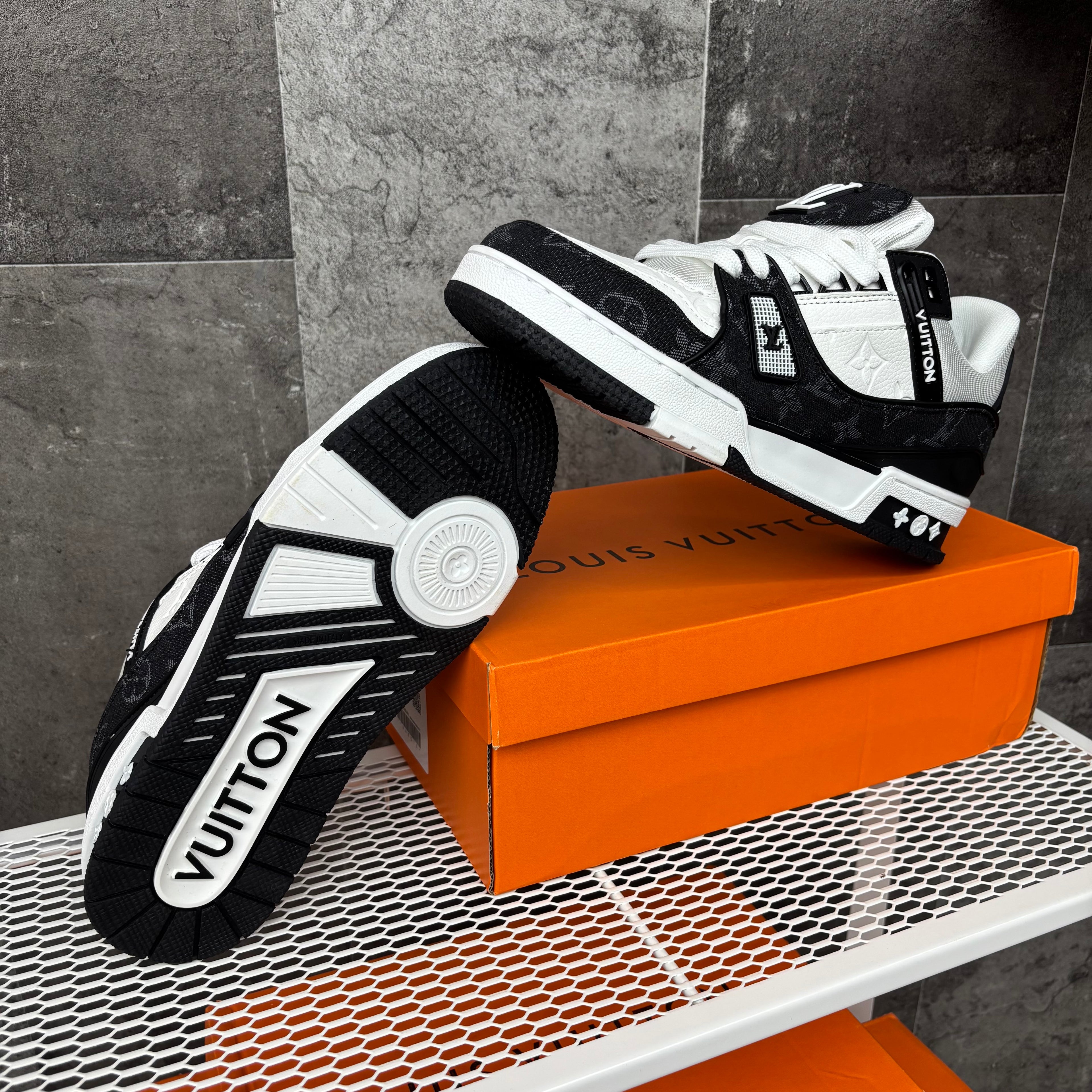 LV TRAINER BLACK & WHITE