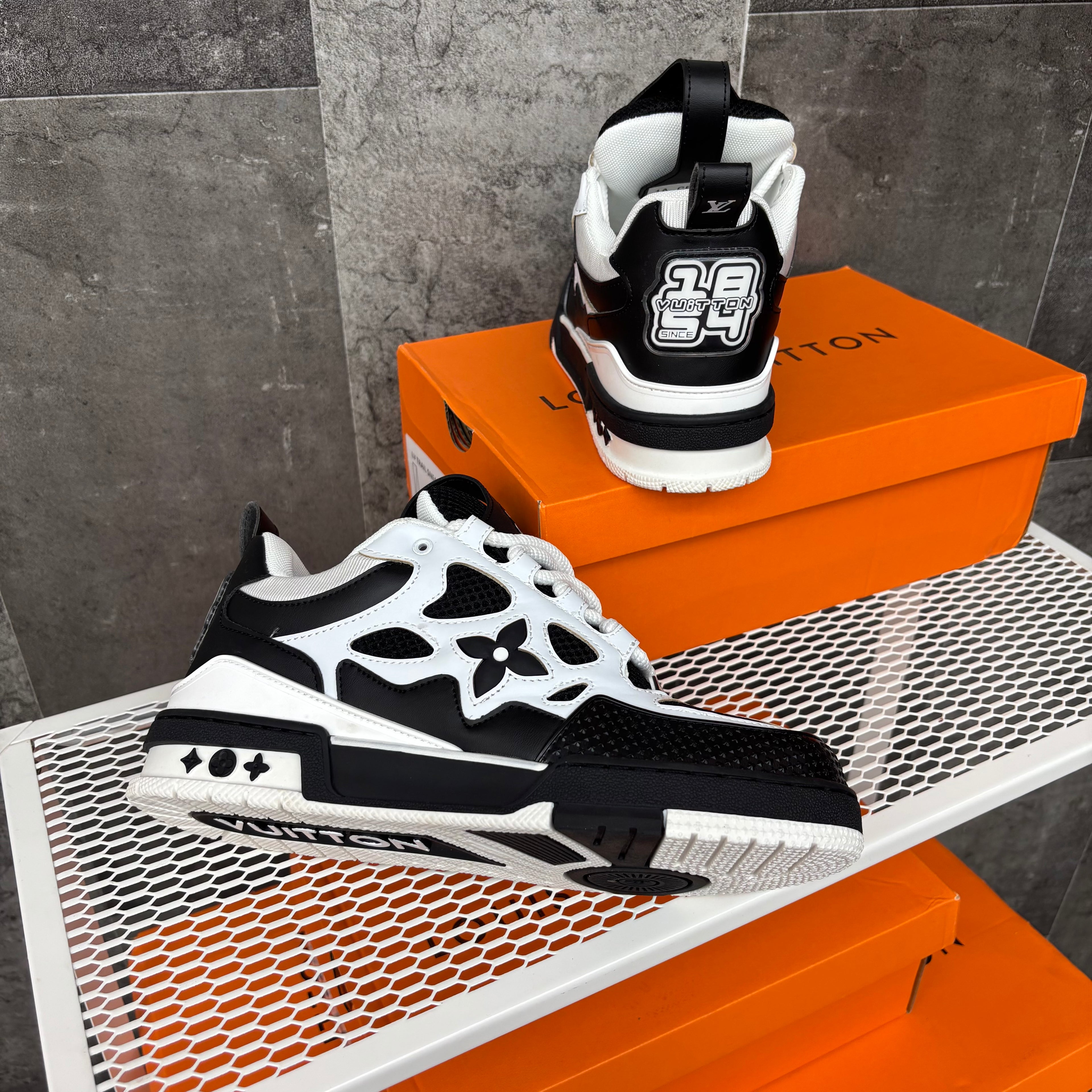 LV SKATE BLACK & WHITE