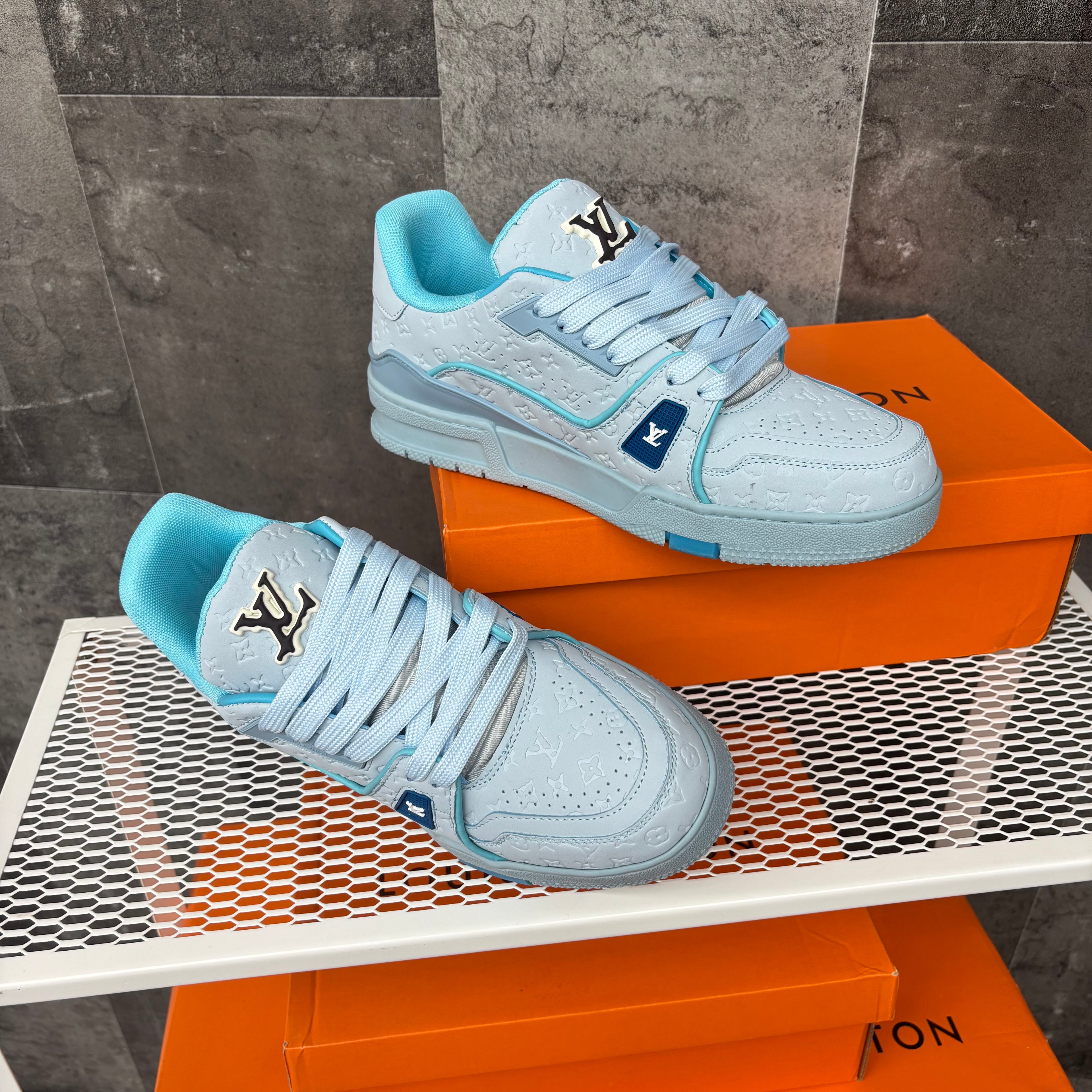 LV TRAINER SKY BLUE