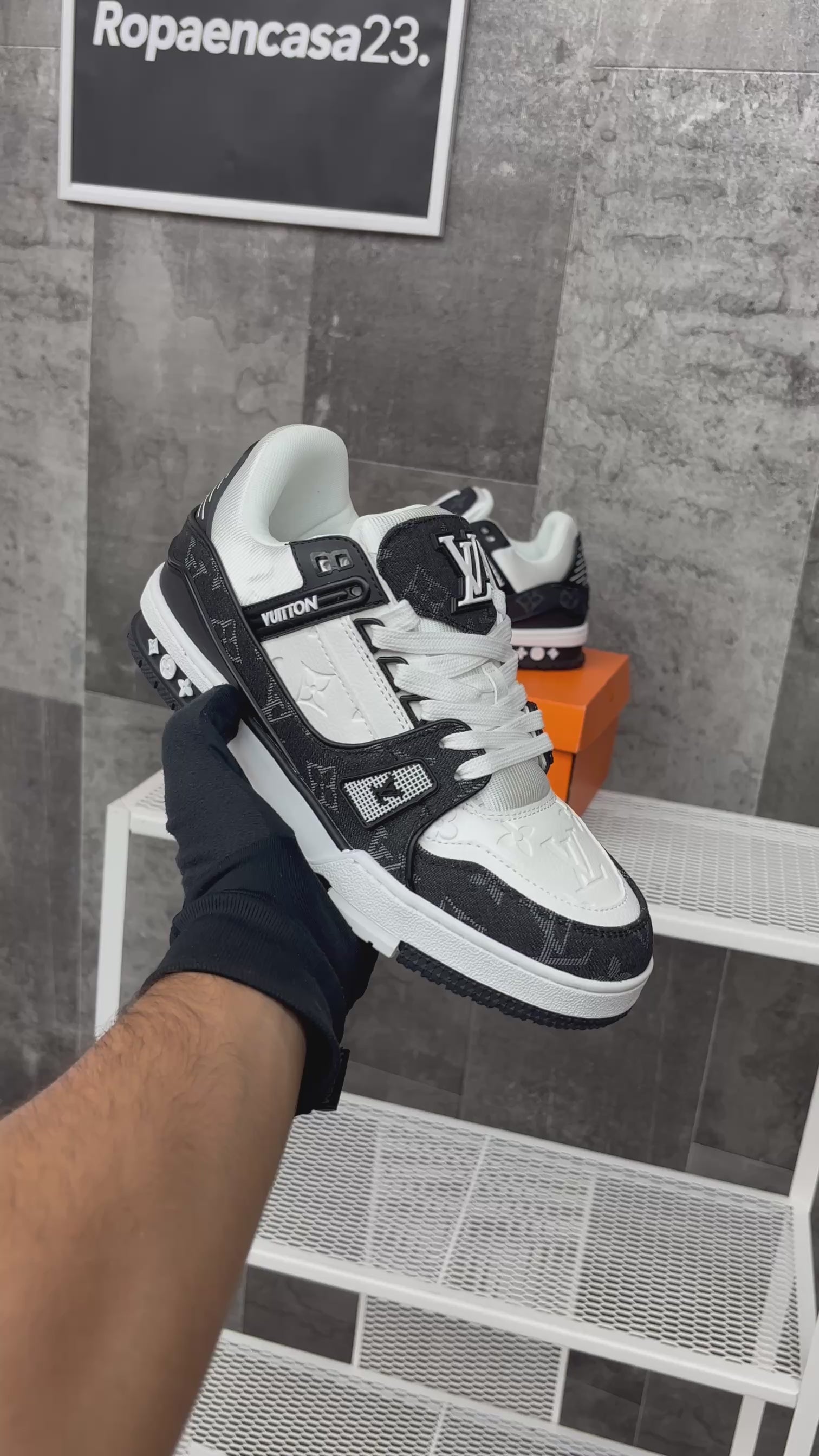LV TRAINER BLACK & WHITE