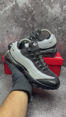 NIKE AIR MAX 95 BLACK & WHITE
