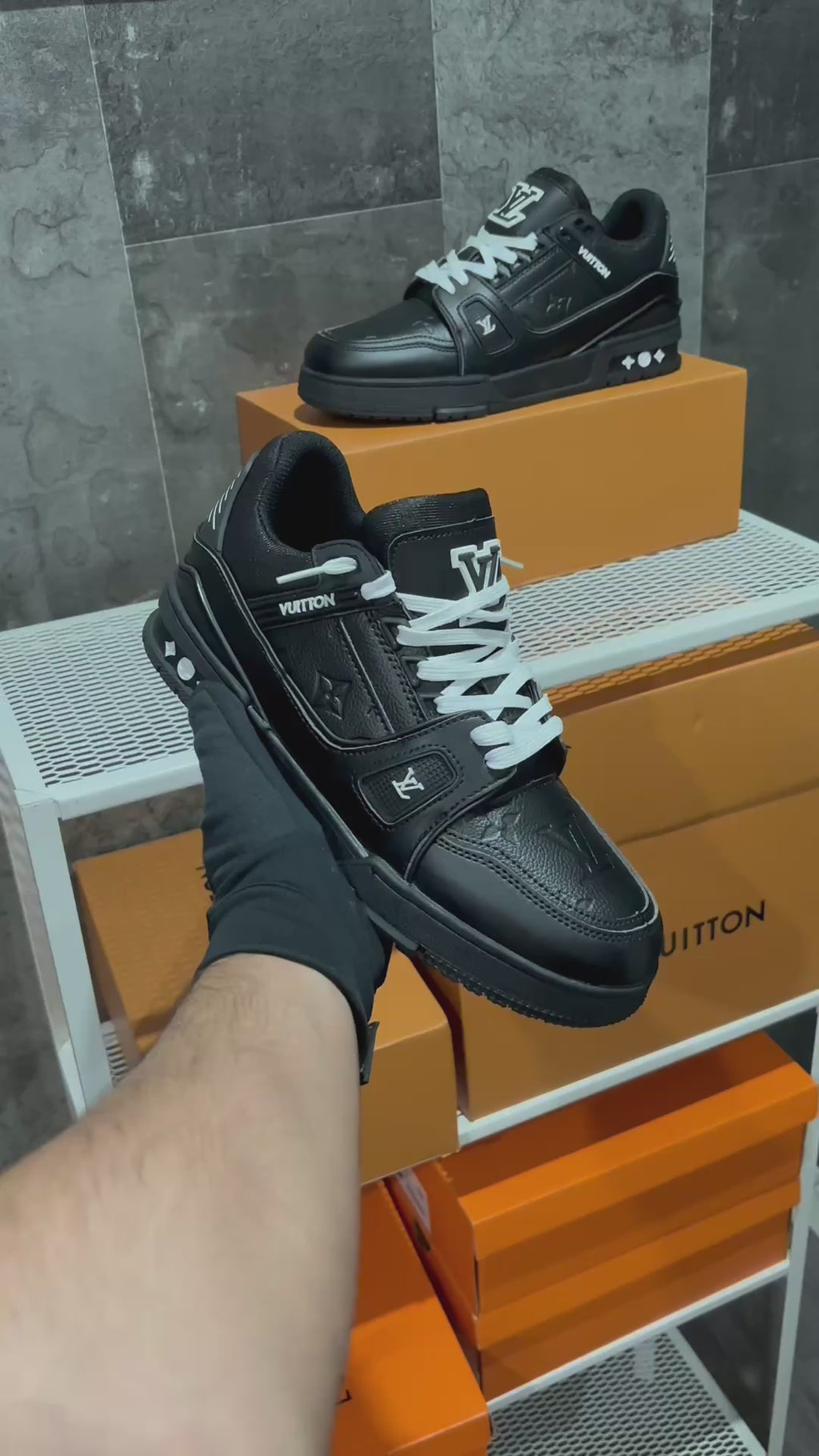 LV TRAINER TRIPLE BLACK