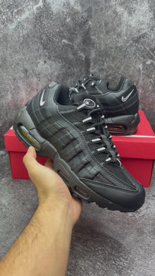 NIKE AIR MAX 95 BLACK & WHITE