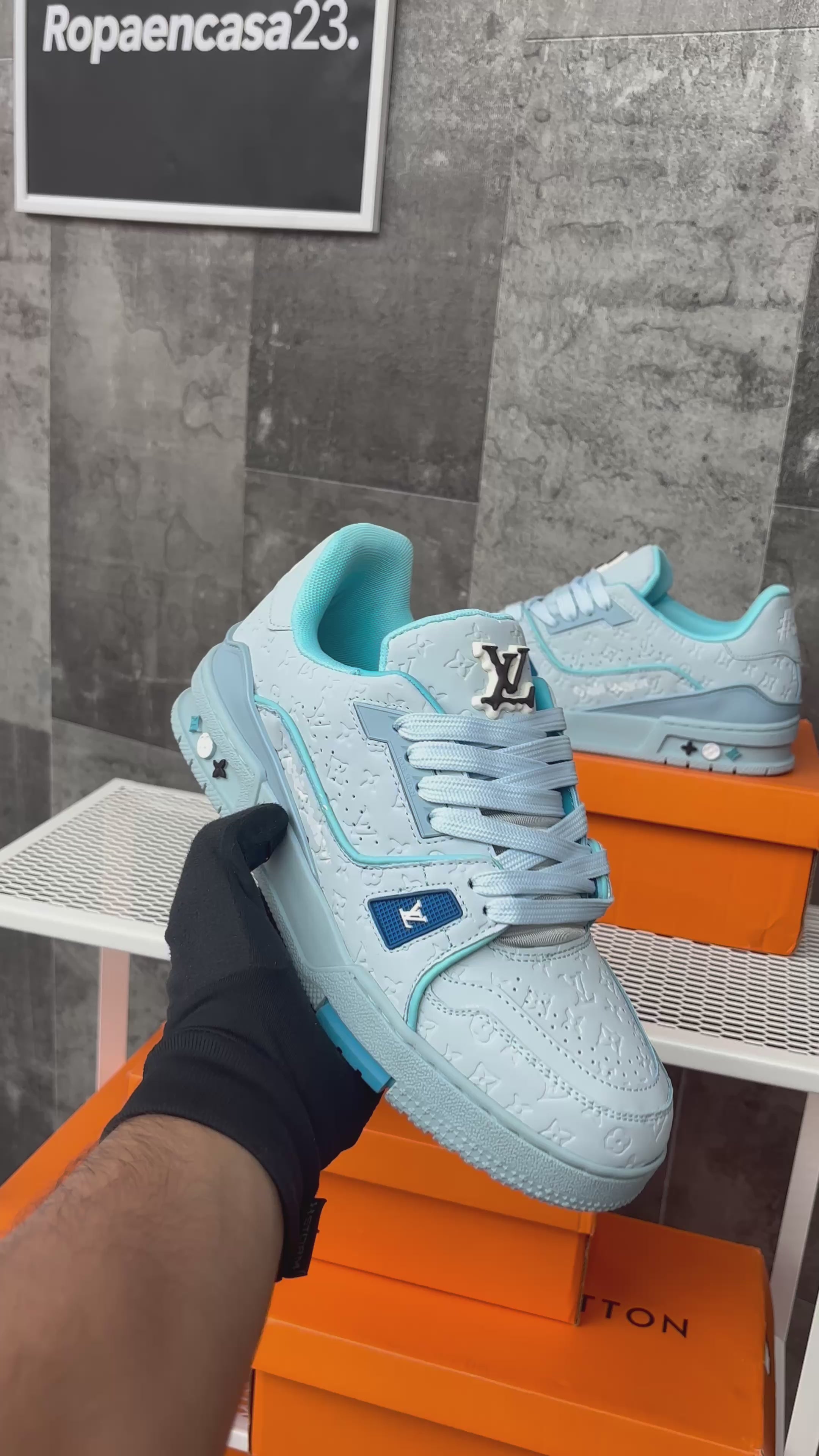 LV TRAINER SKY BLUE